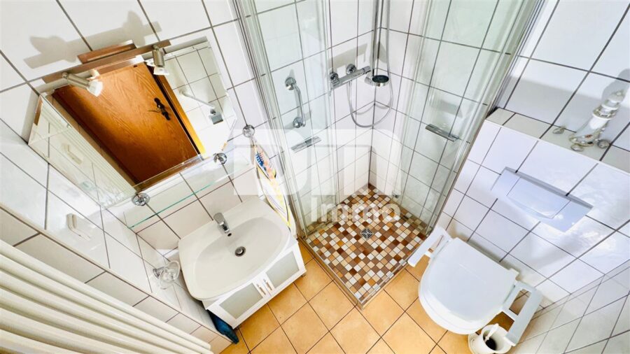 Geplegtes Einfamilienhaus mit 2 Nebengebäuden, Garten und überdachtem Freisitz - EG Bad / Dusche ebenerdig